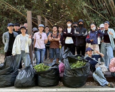 (BP32)環衛系學生以行動守護生態 為青青草原移除外來植物圖片(另開新視窗)