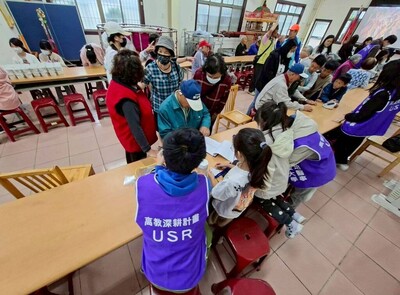 (BP33)USR計畫推動世代共融 攜手小學生為社區長輩健康把關圖片(另開新視窗)